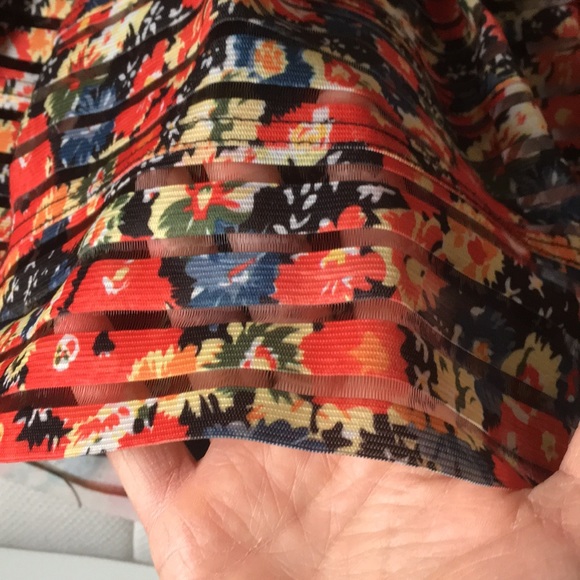 Amazingly cute skirt, puffy . Size 10 - Picture 3 of 4